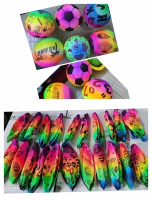 Volwassenen spelen en plezier maken met een 9 inch PVC strandbal met een nieuw regenboogontwerp