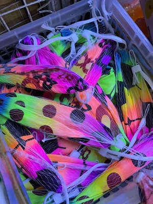 Volwassenen spelen en plezier maken met een 9 inch PVC strandbal met een nieuw regenboogontwerp