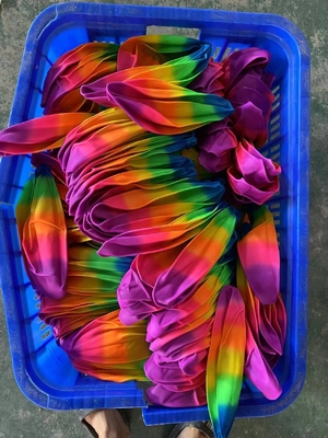 Volwassenen spelen en plezier maken met een 9 inch PVC strandbal met een nieuw regenboogontwerp