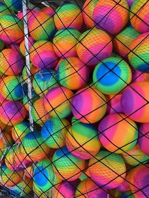 Volwassenen spelen en plezier maken met een 9 inch PVC strandbal met een nieuw regenboogontwerp