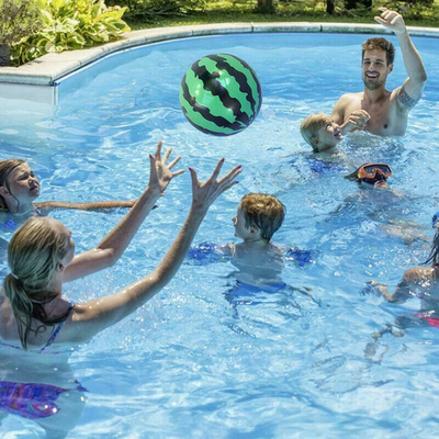 Op maat gemaakte 22,5 cm plastic opblaasbare voetbal voor geïmprimeerd drukwerk in buitenspellen
