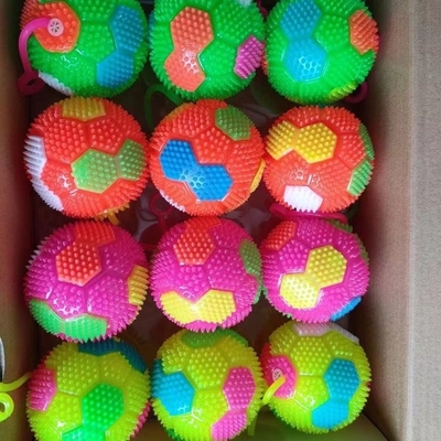 Beschrijving Spiky Light Up LED Ball Multicolors Flashing Squeaky Ball