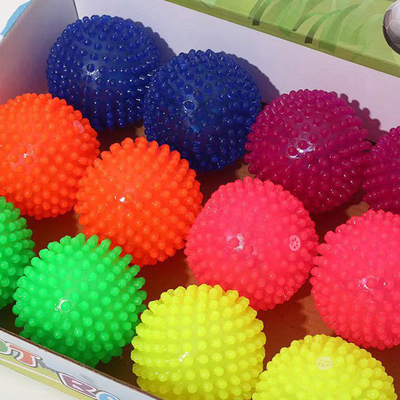 Beschrijving Spiky Light Up LED Ball Multicolors Flashing Squeaky Ball