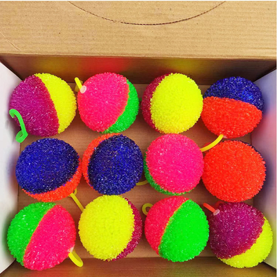 Beschrijving Spiky Light Up LED Ball Multicolors Flashing Squeaky Ball
