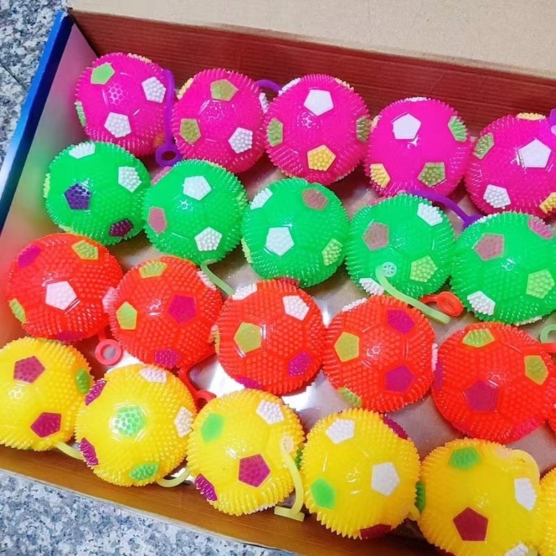 Beschrijving Spiky Light Up LED Ball Multicolors Flashing Squeaky Ball